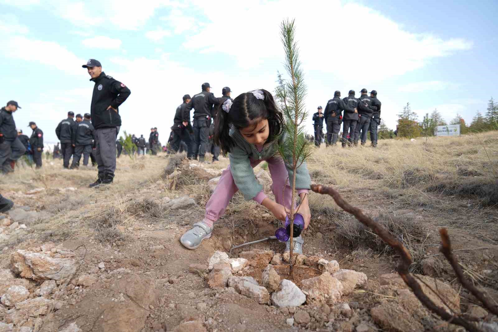 Niğde’de 5 bin fidan toprakla buluşturuldu