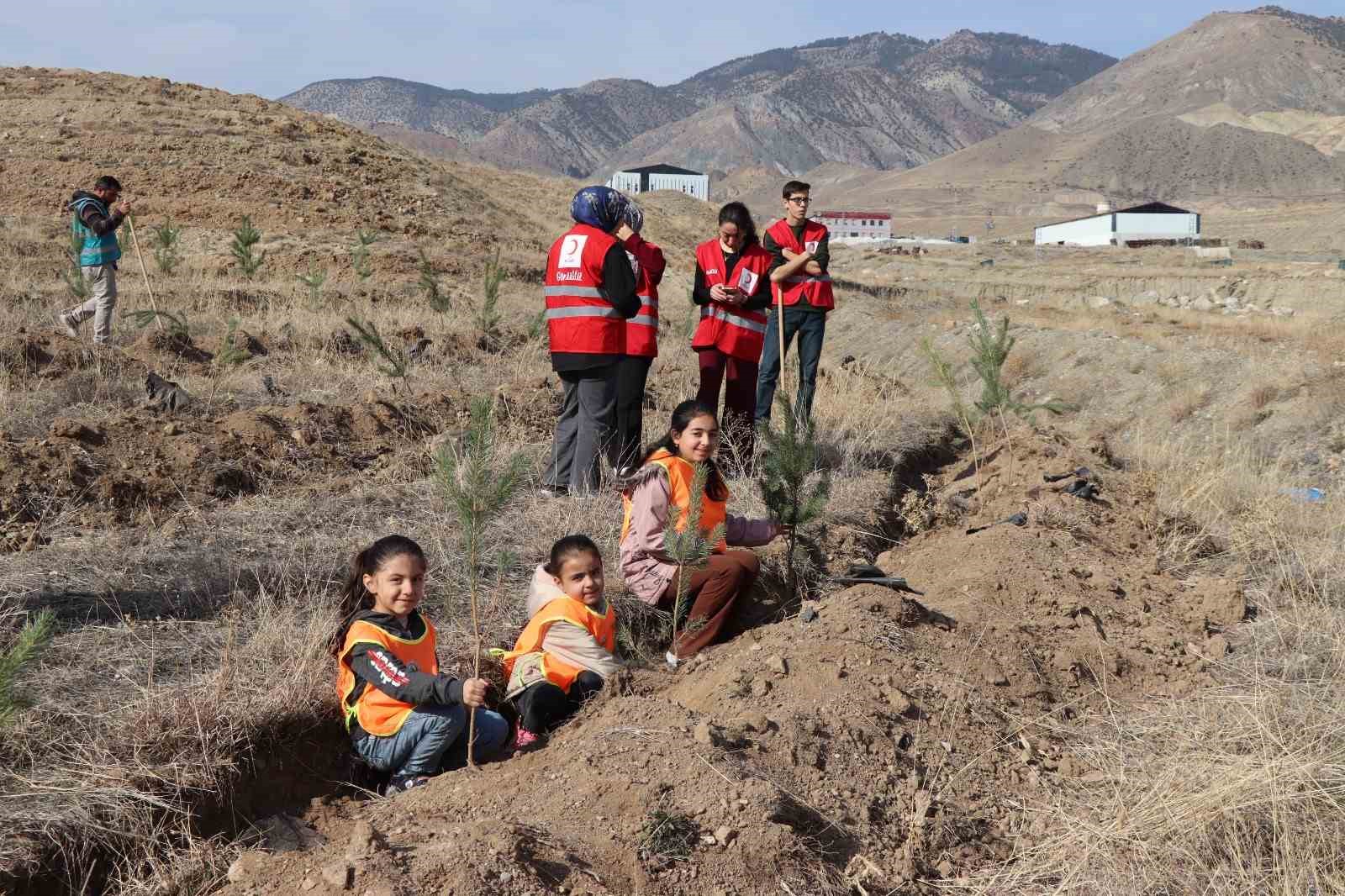 Oltu&rsquo;da 3 bin fidan toprakla buluştu
