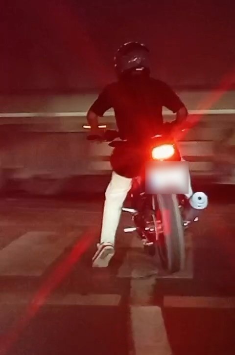 Samsun’da motosikletli sürücü ışıklarda patinaj yaparak lastik yaktı