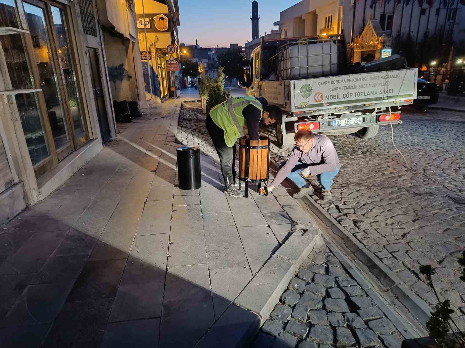 Mardin B&uuml;y&uuml;kşehir Belediyesi Artuklu 1. Cadde&rsquo;de &ccedil;&ouml;p kovalarını yeniliyor
