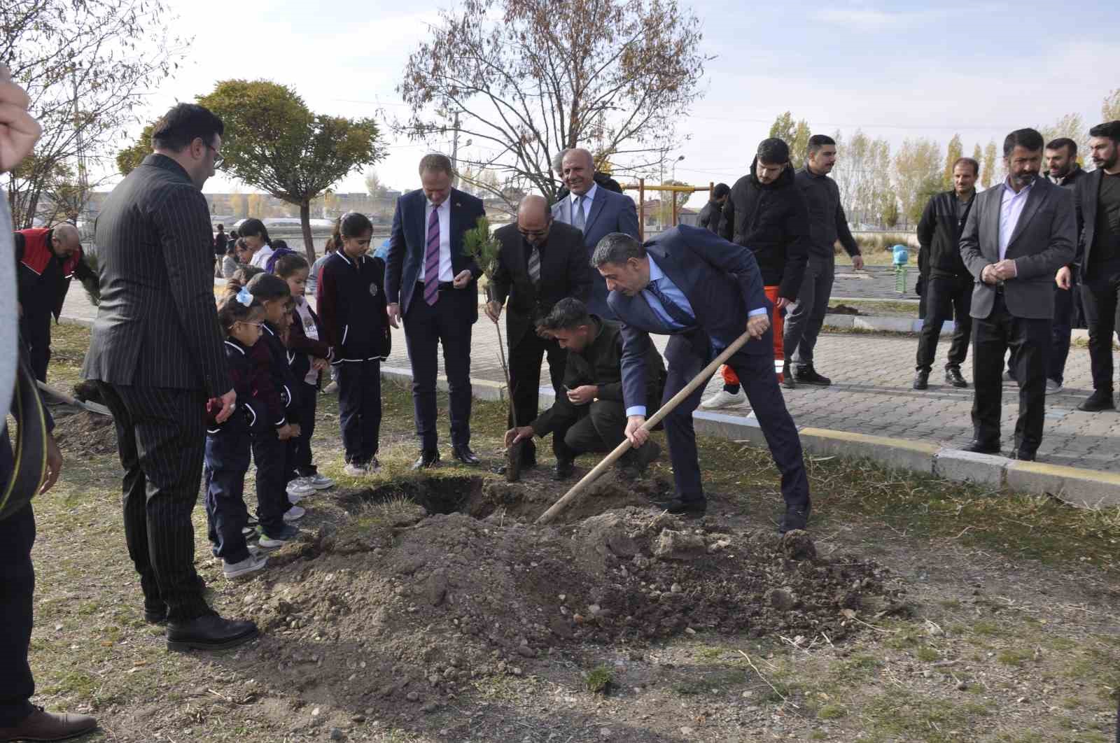 Bulanık’ta 3 bin fidan toprakla buluştu