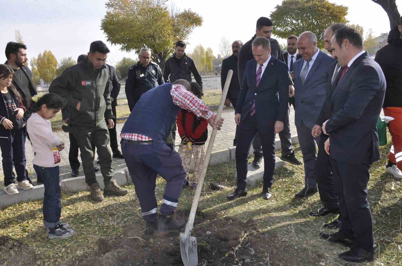 Bulanık’ta 3 bin fidan toprakla buluştu