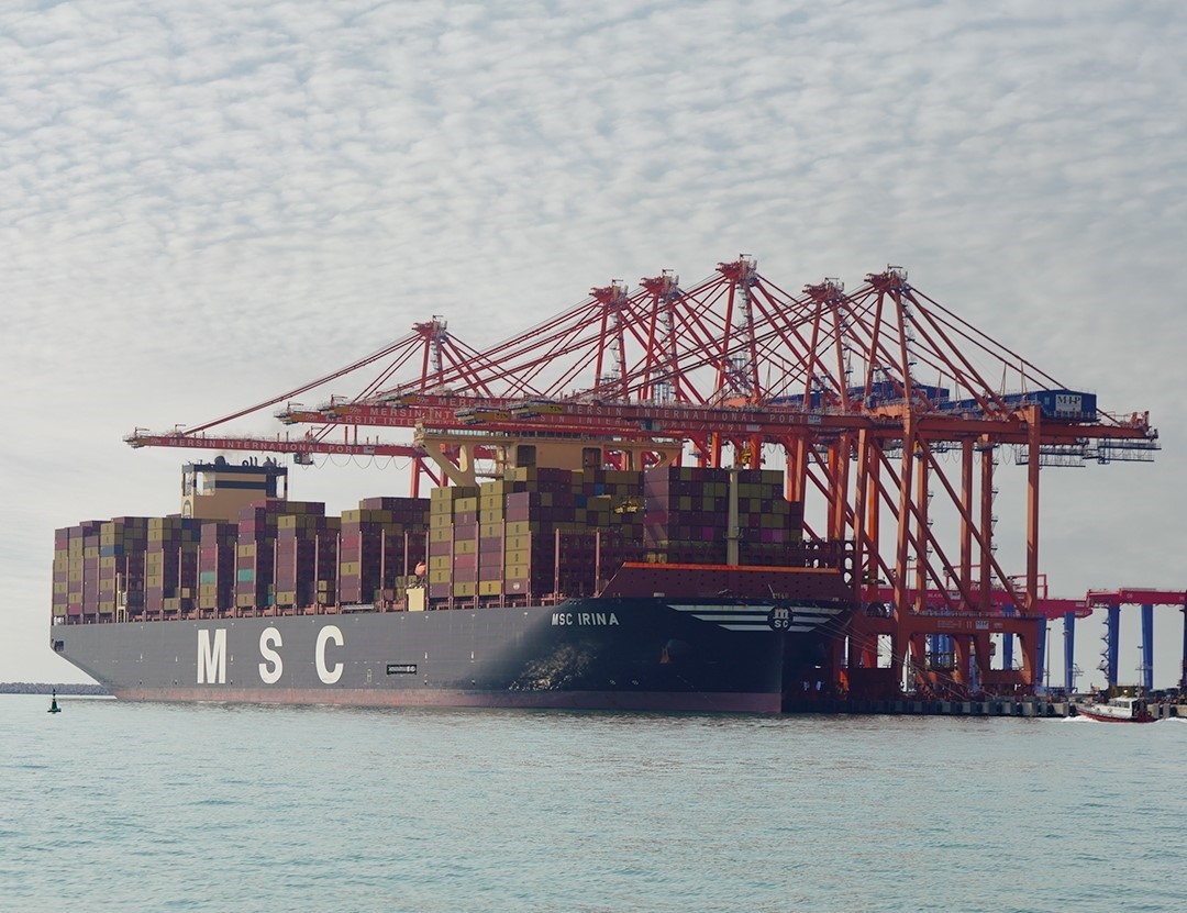 Dünyanın en büyük konteyner gemisi Mersin Limanı’na geldi
