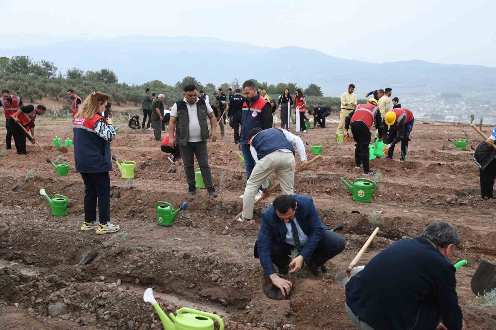 Osmaniye’de 11 Kasım Milli Ağaçlandırma Günü’nde fidanlar toprakla buluştu