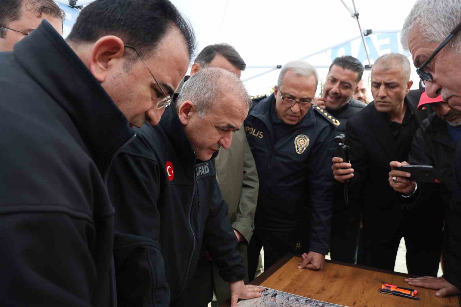 Elazığ Valisi Hatipoğlu: "&Ccedil;alışmalarımız &ccedil;ocuğumuz bulununcaya kadar devam edecek"
