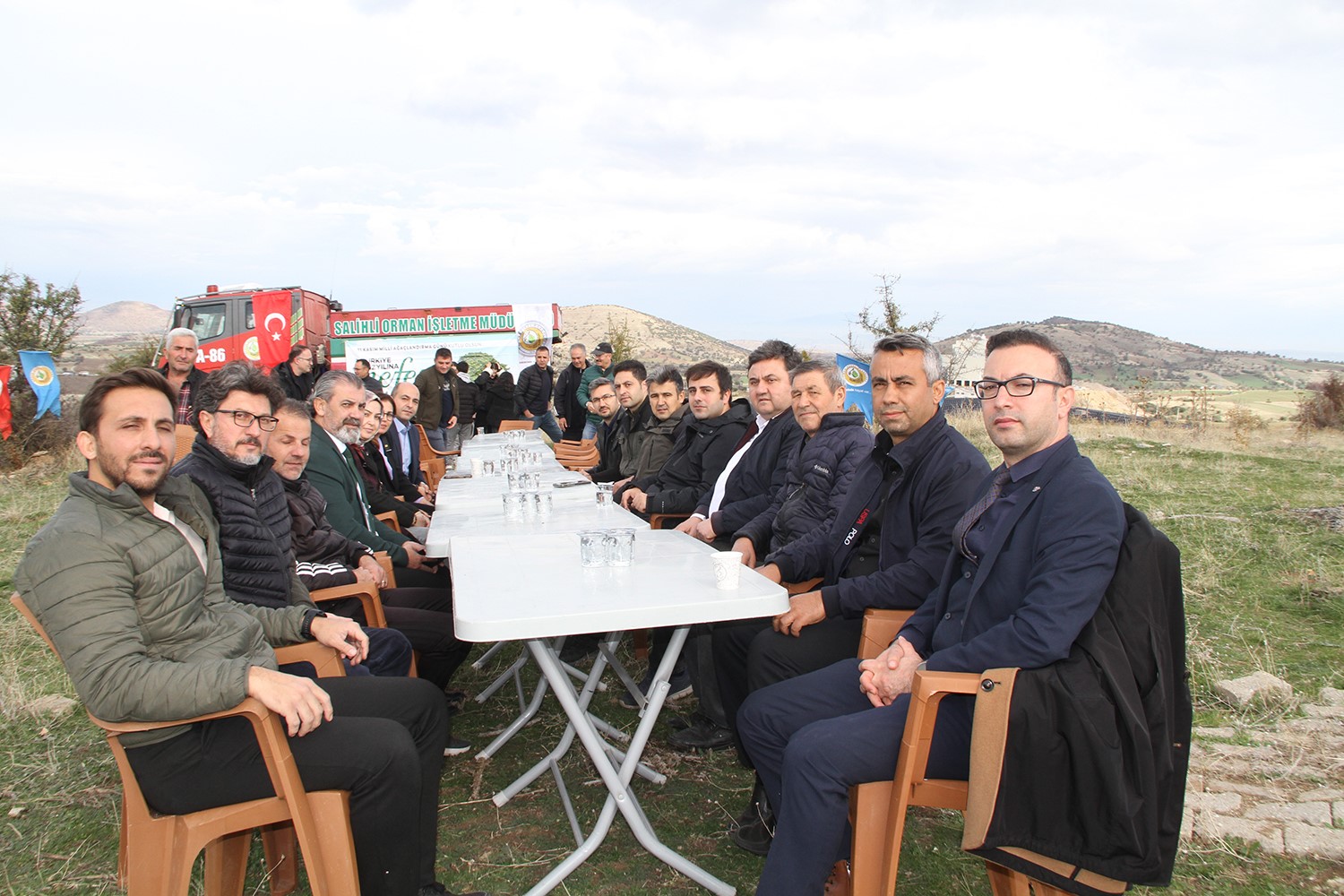 Yangında k&uuml;le d&ouml;nen ormanlık alanda fidan diktiler
