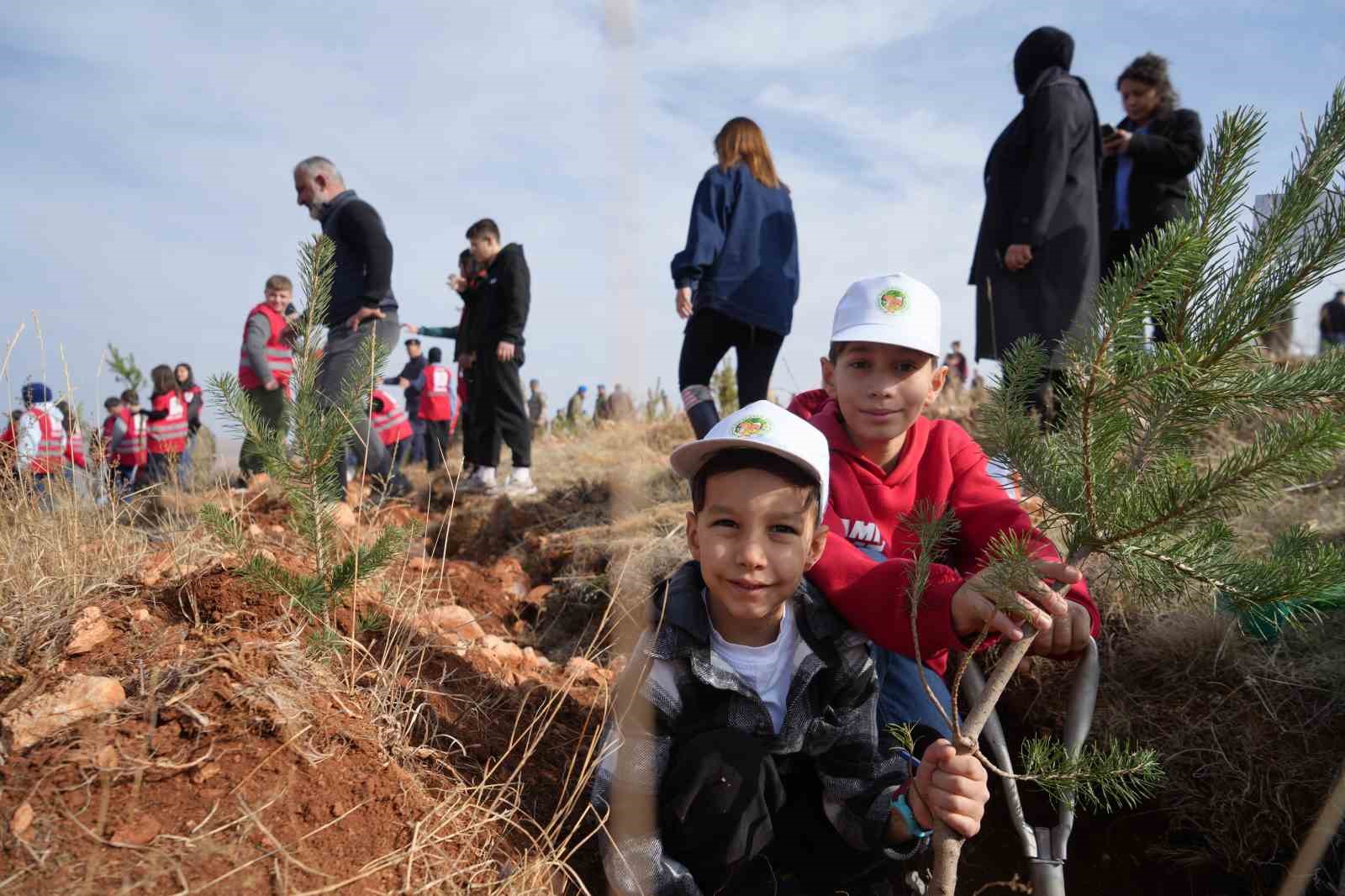 Bayburt&rsquo;ta 97 bin 620 fidan toprakla buluşturuldu
