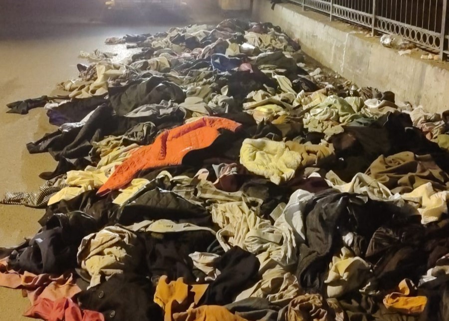 Akeniz&rsquo;de caddeye d&ouml;k&uuml;len tekstil atıkları kısa s&uuml;rede temizlendi
