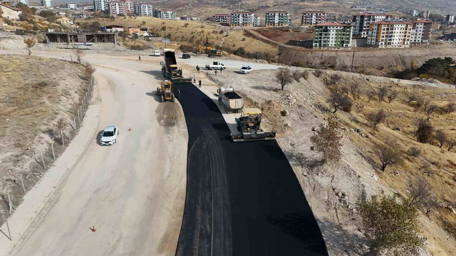 Elazığ’da yol yenileme çalışmaları devam ediyor