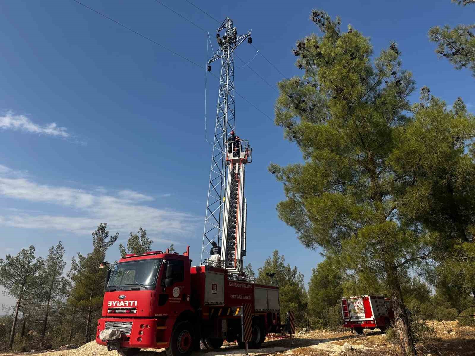 Mersin’de yüksek gerilim direğinde mahsur kalan işçi kurtarıldı