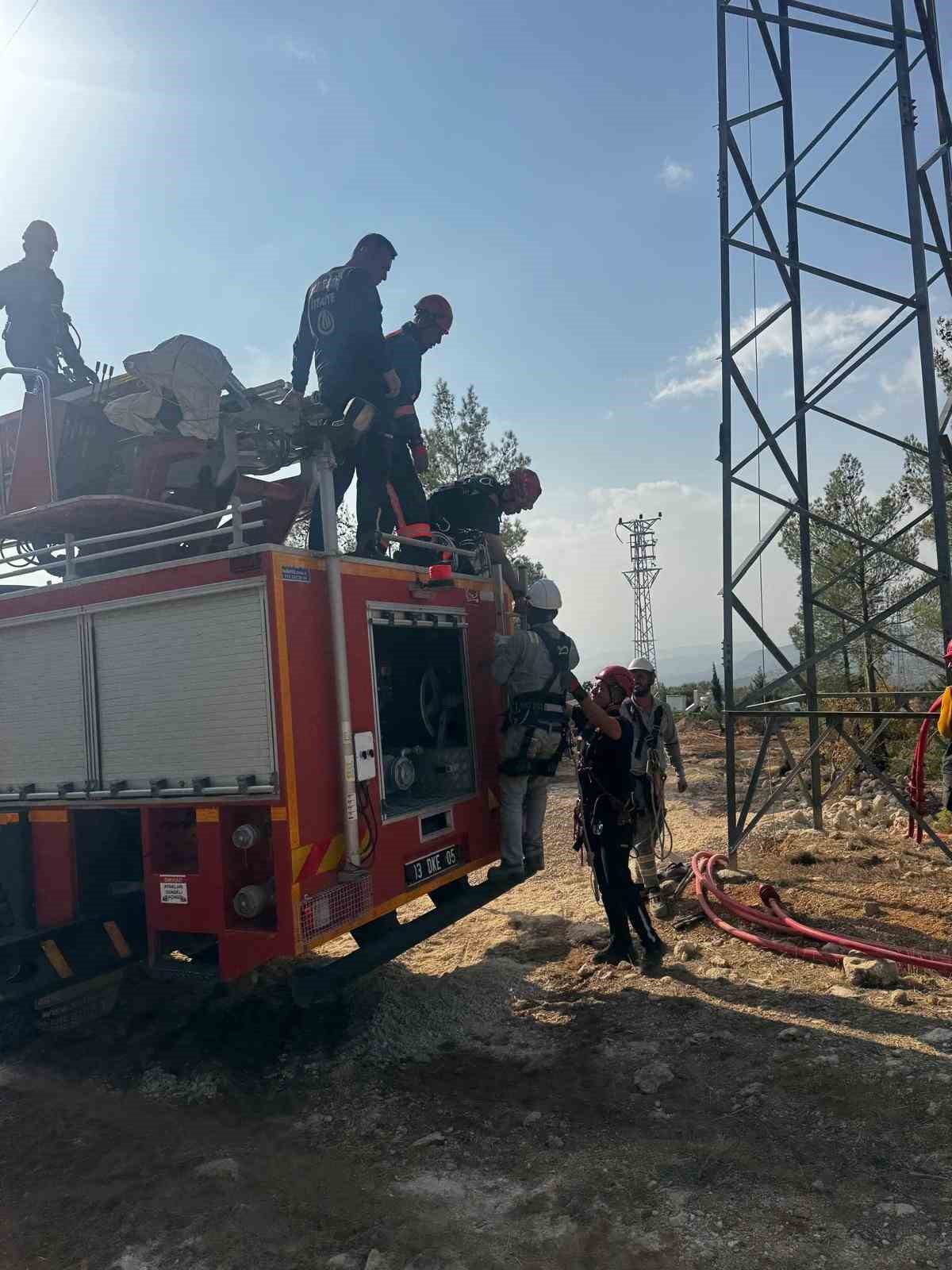Mersin’de yüksek gerilim direğinde mahsur kalan işçi kurtarıldı