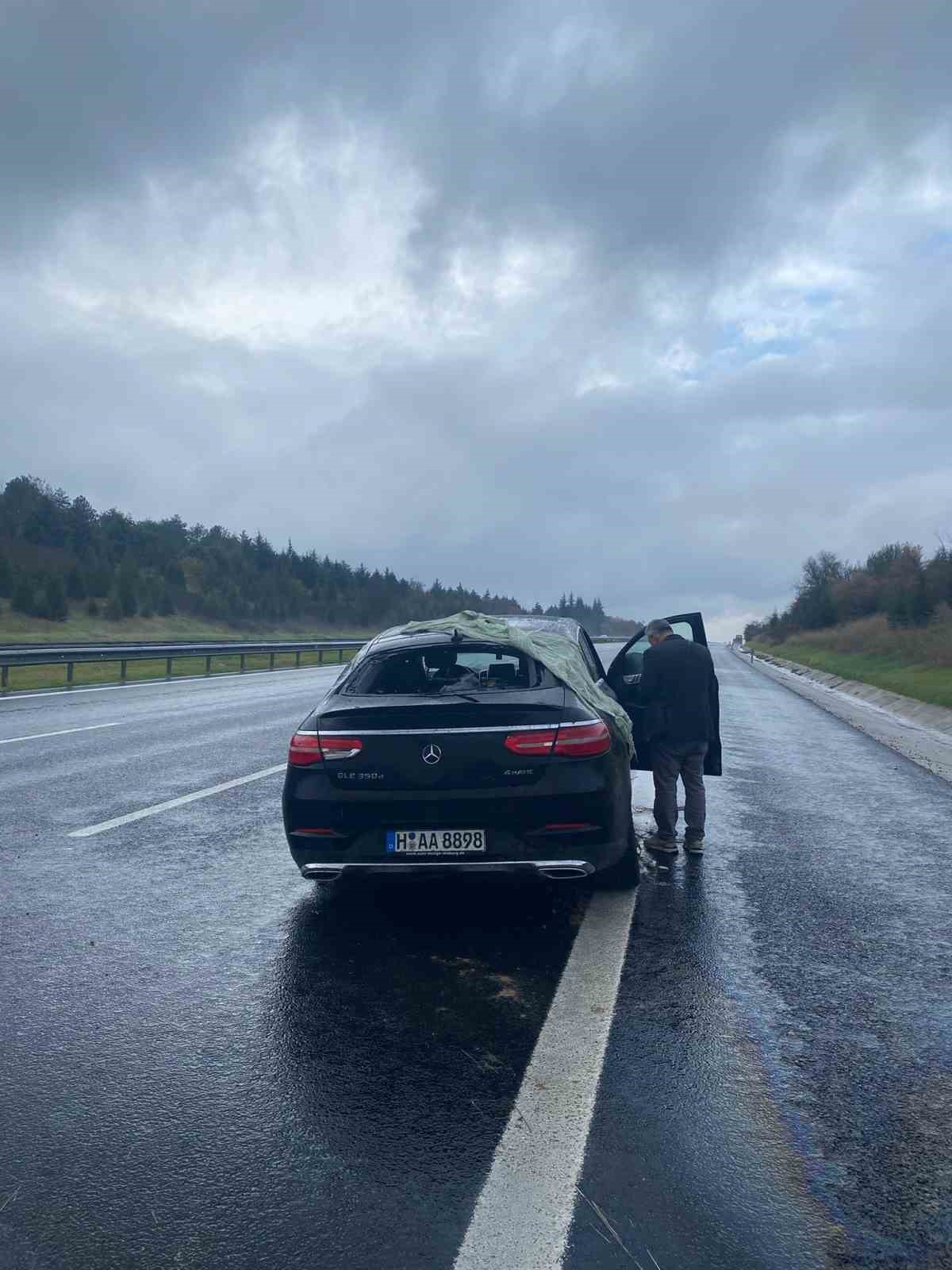 Kırklareli’nde şiddetli yağış, otomobil tıra çarptı
