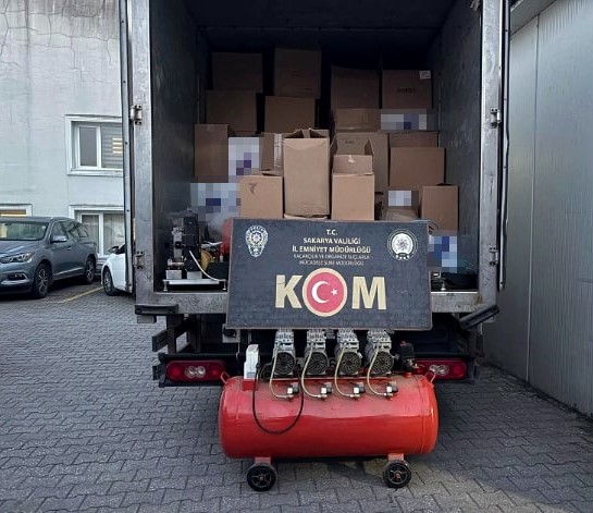 Sakarya’da kaçak sigara ve sahte alkol operasyonu: 3 gözaltı