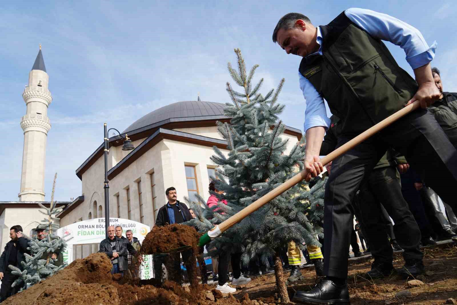 Erzurum&rsquo;da 3 bin fidan toprakla buluştu
