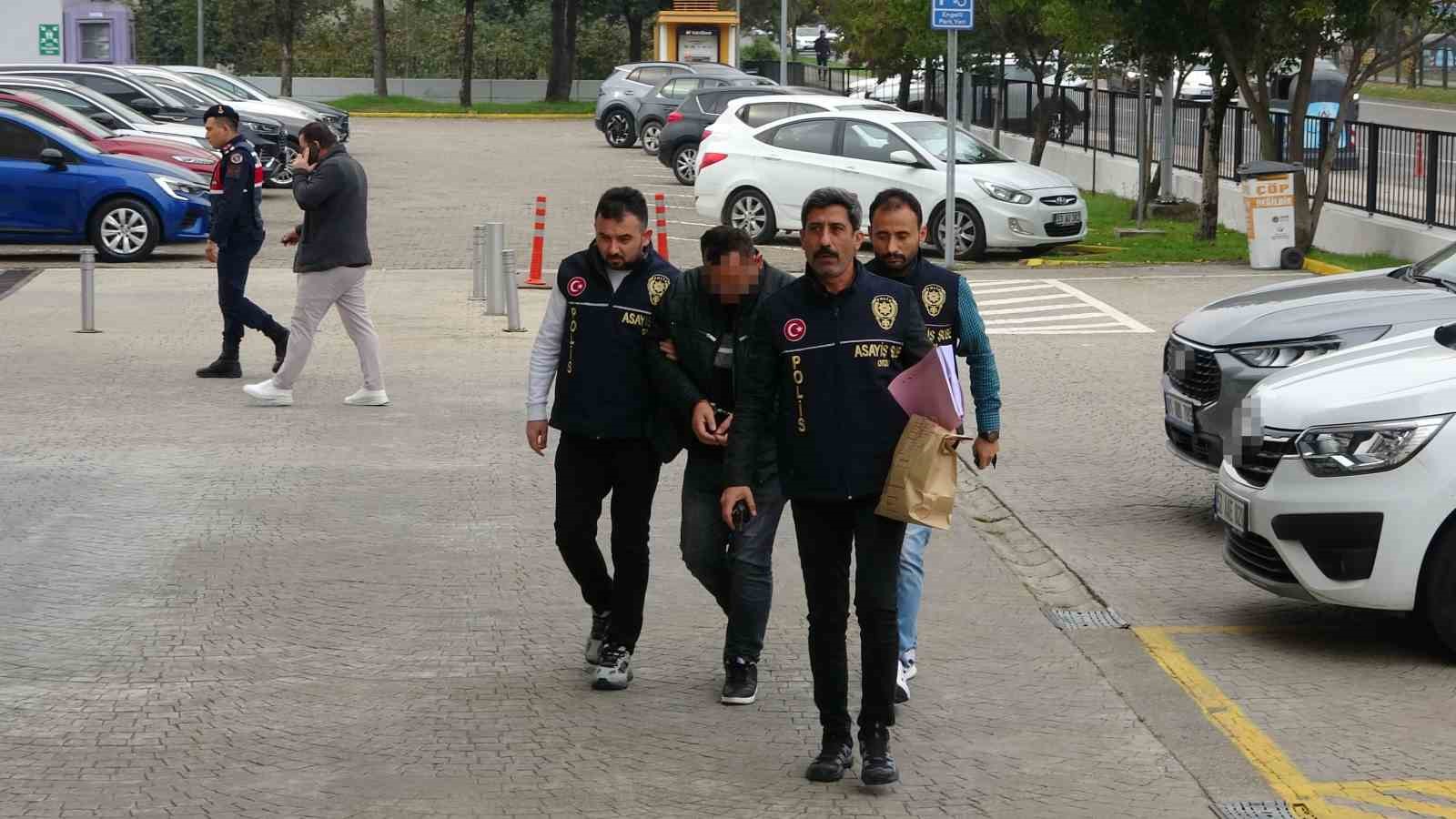 Pişkin hırsız kuyumcudan çaldığı altınlarla yakalandı: "İyi ettiniz akşam televizyona çıkar"
