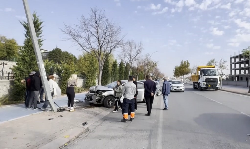 Kaza yapan s&uuml;r&uuml;c&uuml; telefonda "ben ne yapacağım" dedi, şok ge&ccedil;irdi
