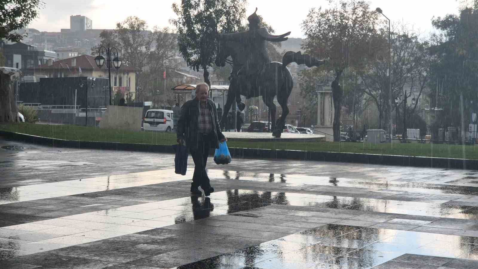 Tekirdağ’da şiddetli yağış etkili oldu, vatandaşlar sığınacak yer aradı
