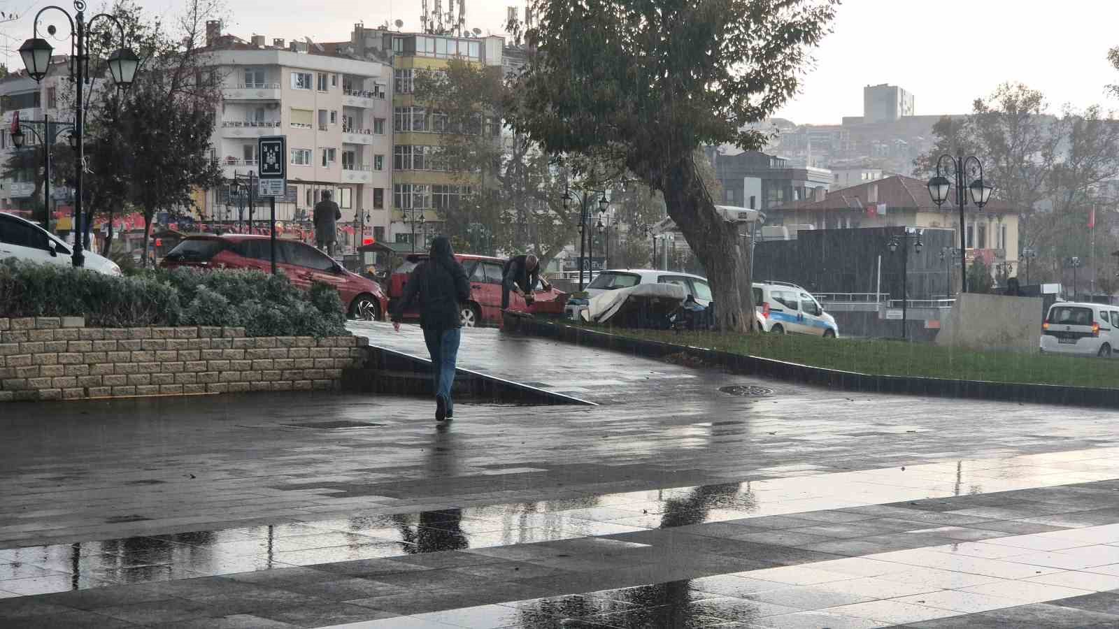 Tekirdağ&rsquo;da şiddetli yağış etkili oldu, vatandaşlar sığınacak yer aradı
