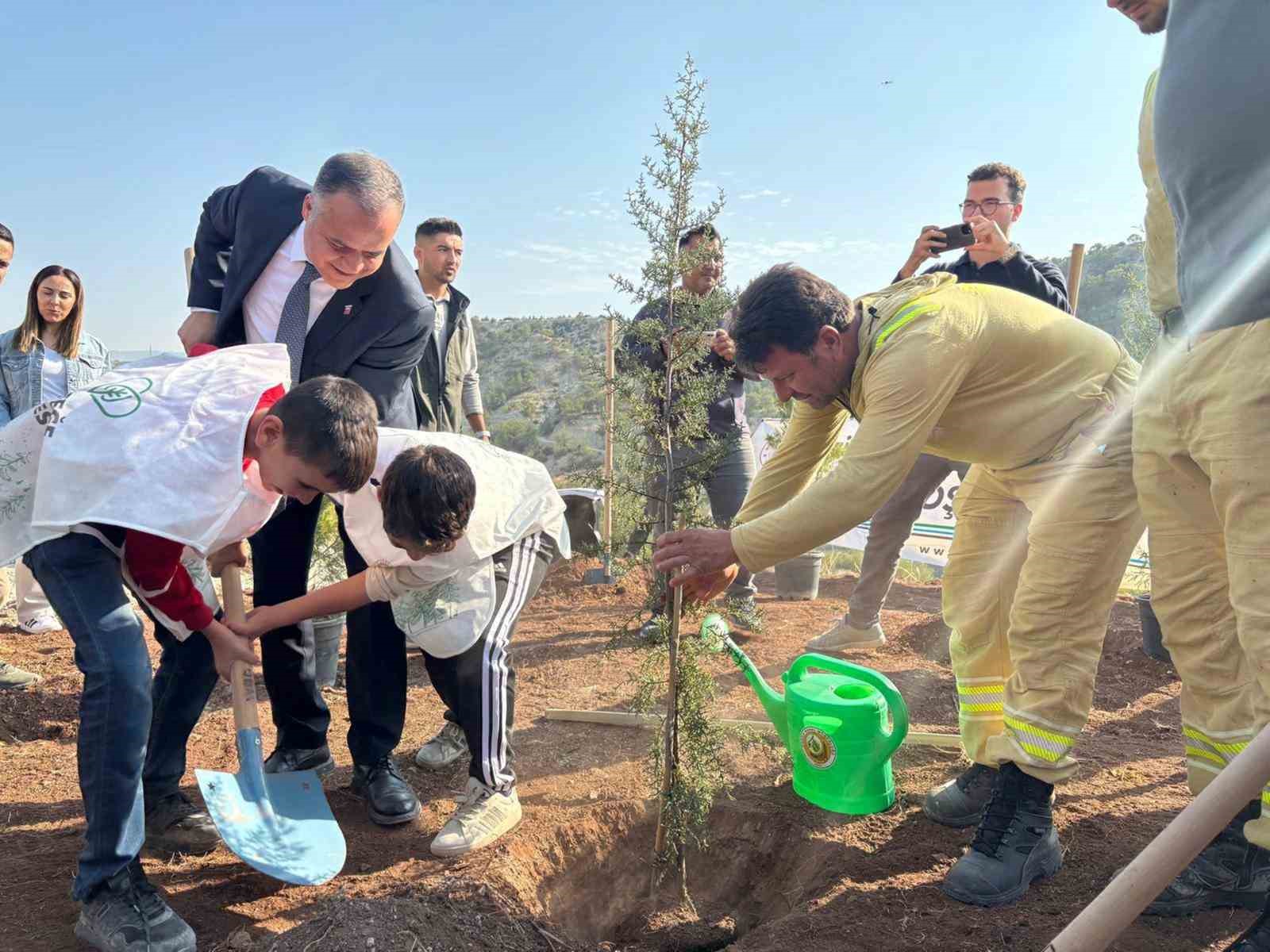 Mersin&rsquo;de 500 fidan toprakla buluşturuldu
