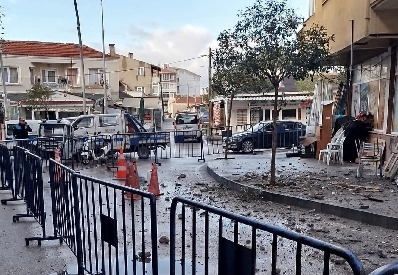 Gelibolu’da 5 katlı binanın çatısının bir kısmı çöktü