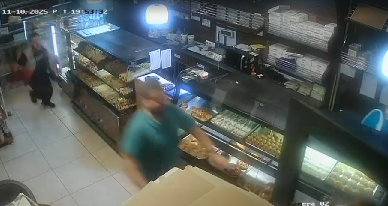 Pastanede dehşet anları: Elinde bıçakla müşterilere saldırdı