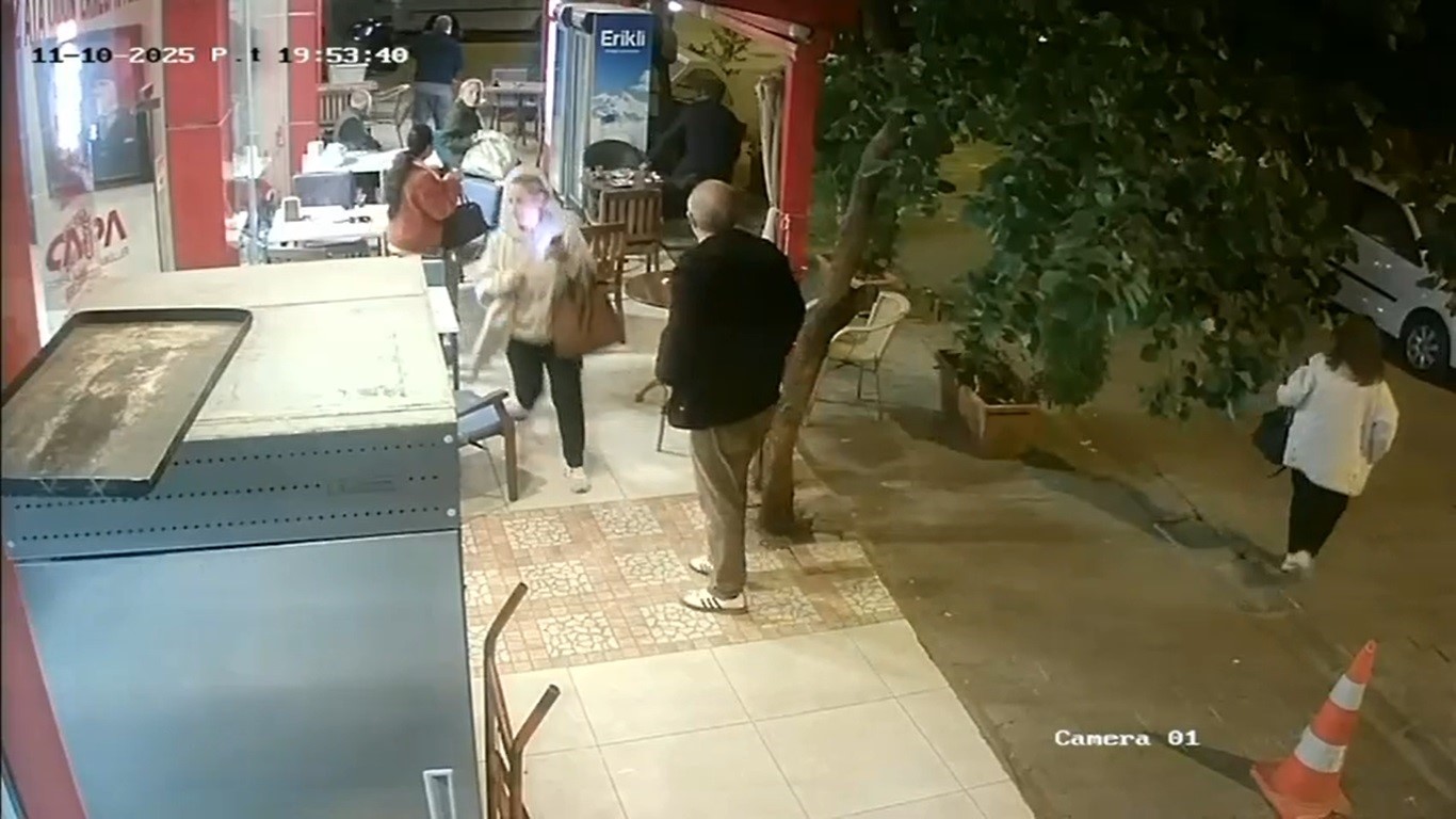 Pastanede dehşet anları: Elinde bı&ccedil;akla m&uuml;şterilere saldırdı
