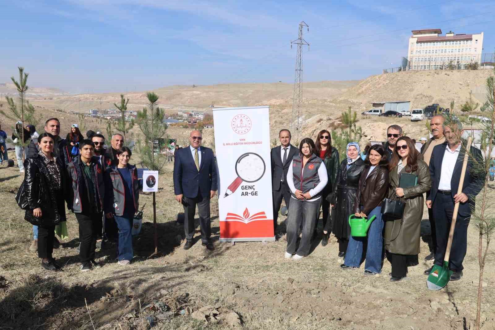Van’da öğrenciler "Yeşil Vatan" için fidan dikti