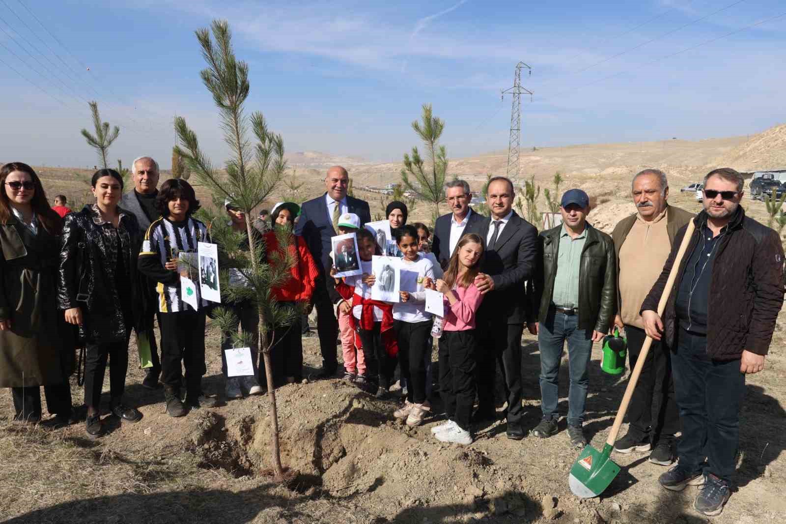 Van’da öğrenciler "Yeşil Vatan" için fidan dikti