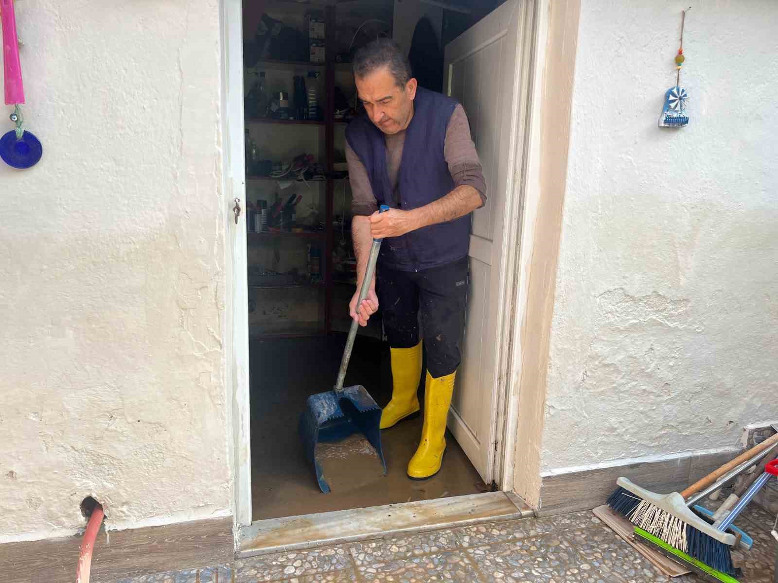 Foça’da sel suları denizin rengini değiştirdi