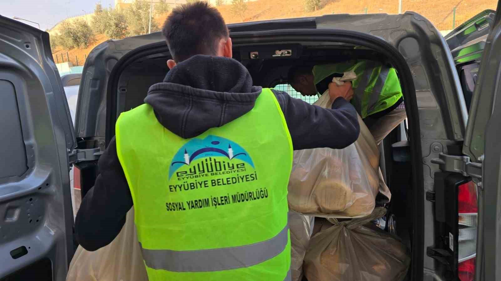Eyy&uuml;biye&rsquo;de g&uuml;nl&uuml;k 3 bin kişiye sıcak yemek ulaştırılıyor
