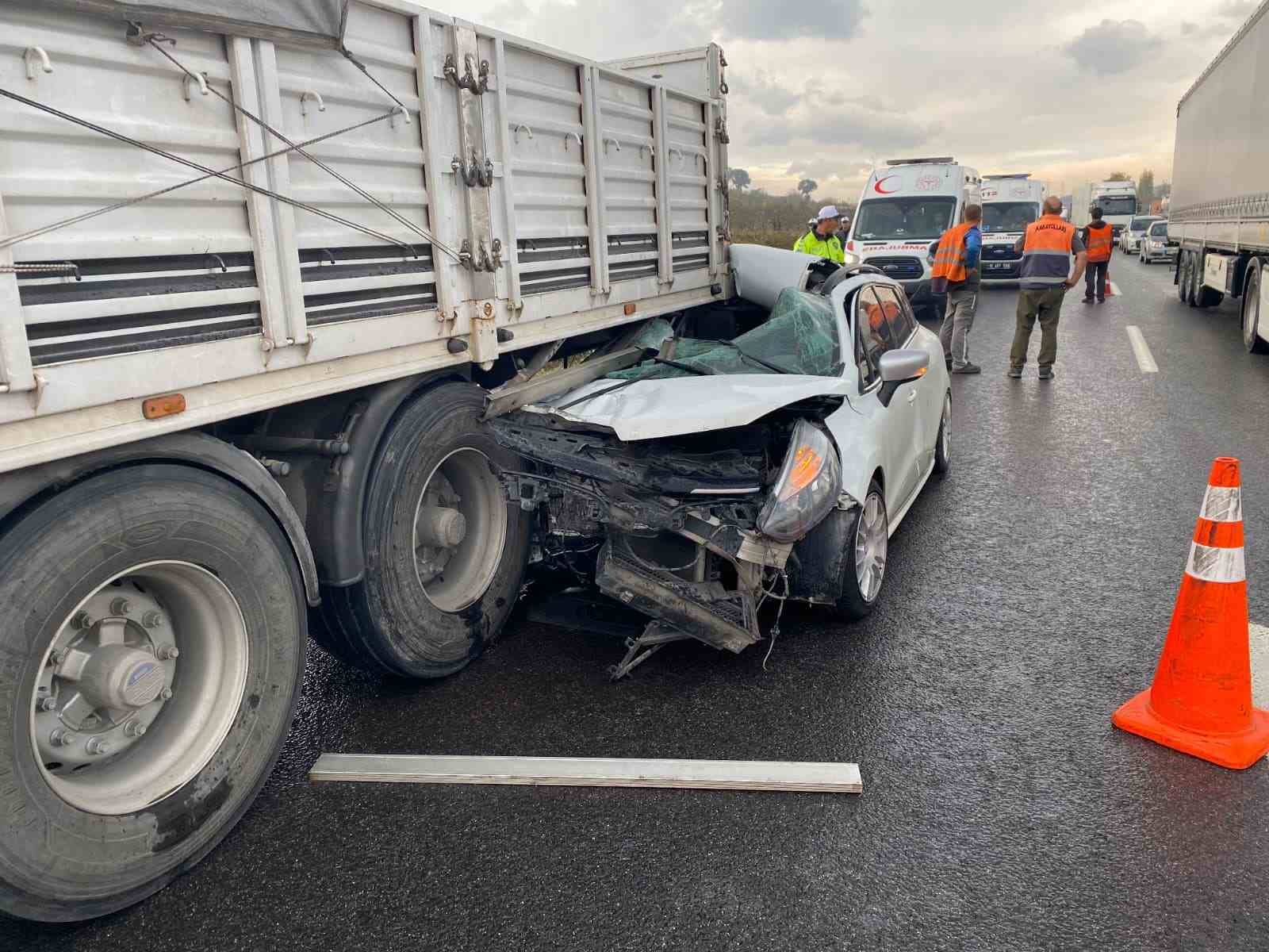 Otomobil tırın altına girdi: 4 yaralı