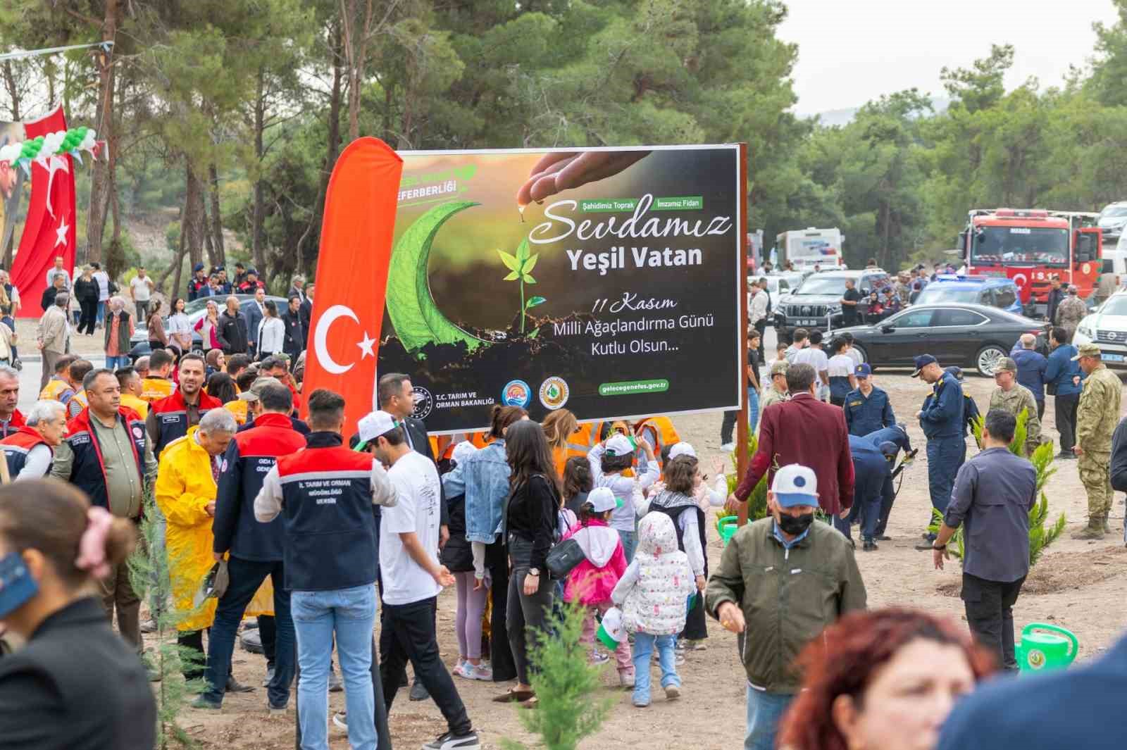 Mersinde binlerce fidan toprakla bulutu
