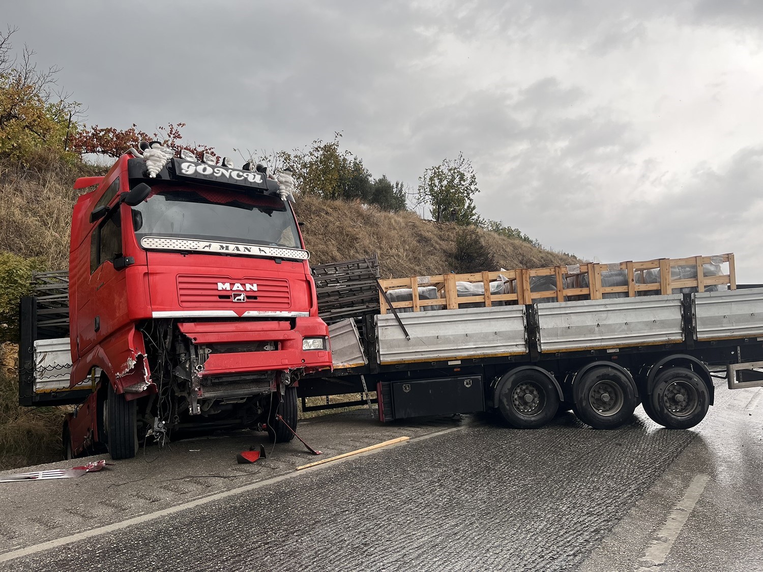 Yağışlı hava kazayı beraberinde getirdi