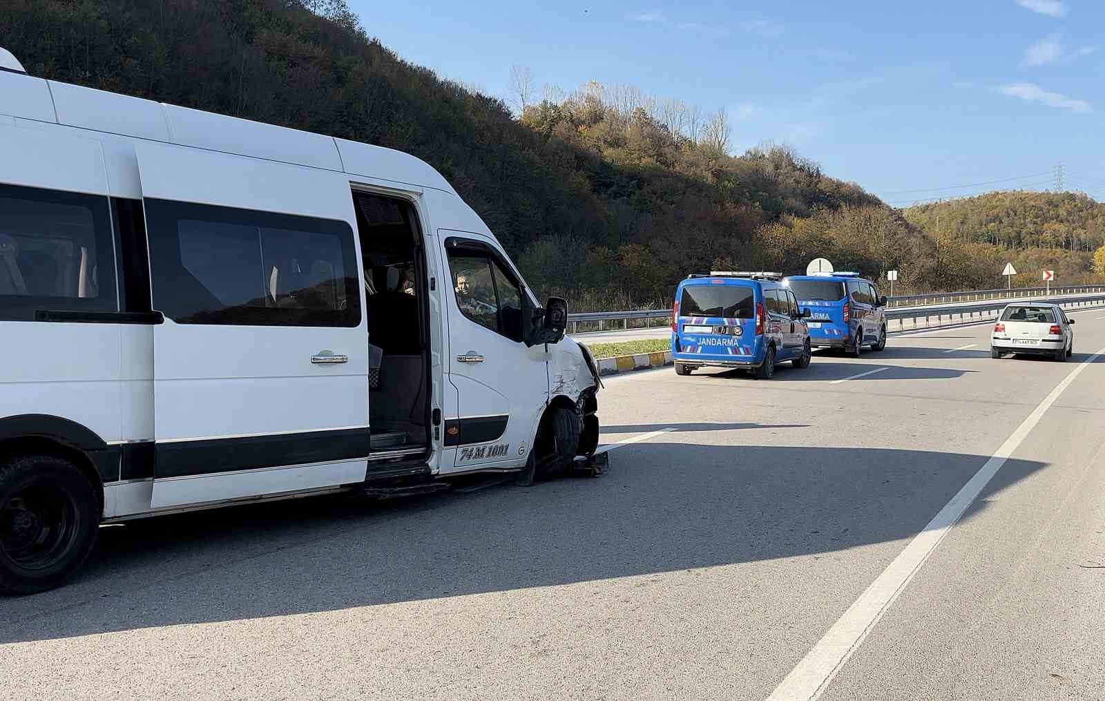 Yolcu minibüsü ve otomobil çarpıştı: 2 yaralı
