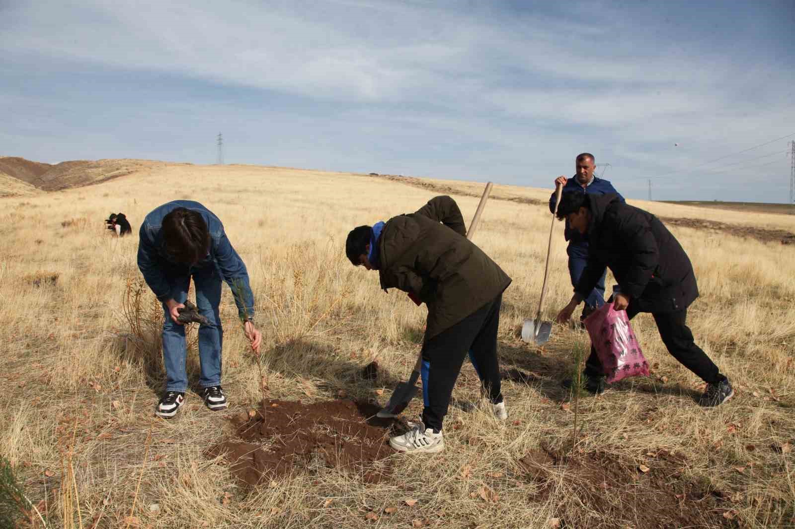 Ahlat’ta &quot;Maziden Atiye&quot; programı kapsamında öğrenciler fidan dikti