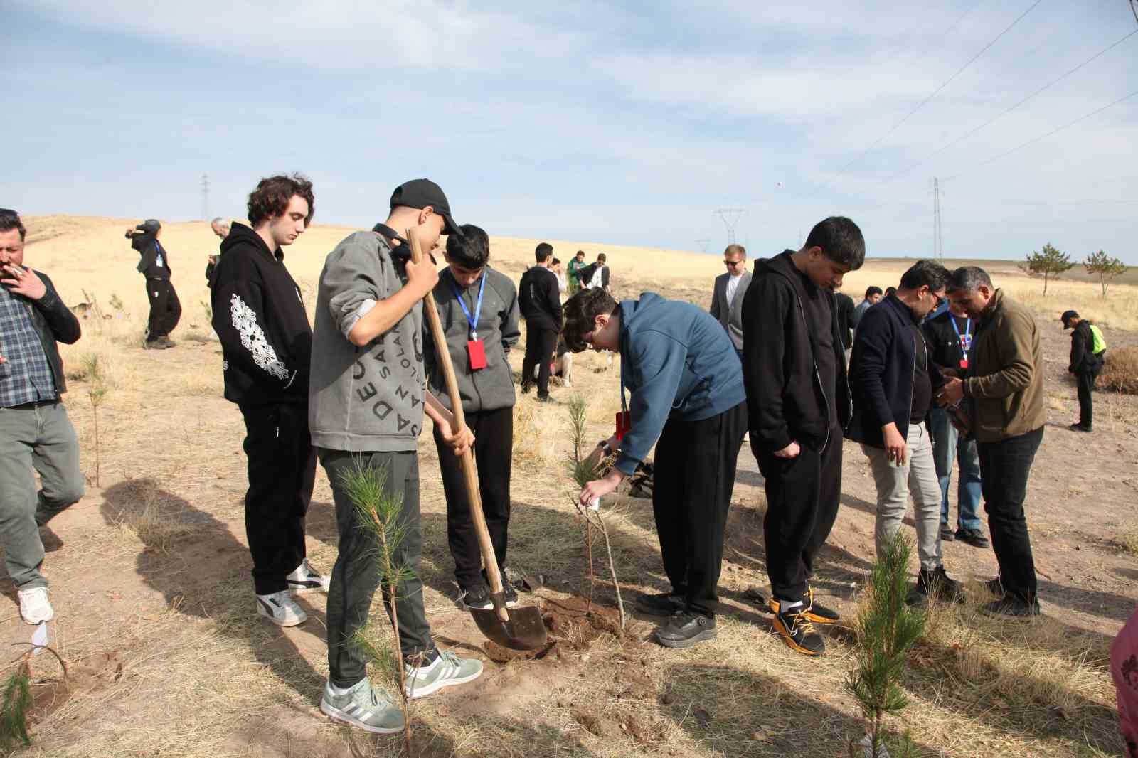 Ahlat’ta "Maziden Atiye" programı kapsamında öğrenciler fidan dikti
