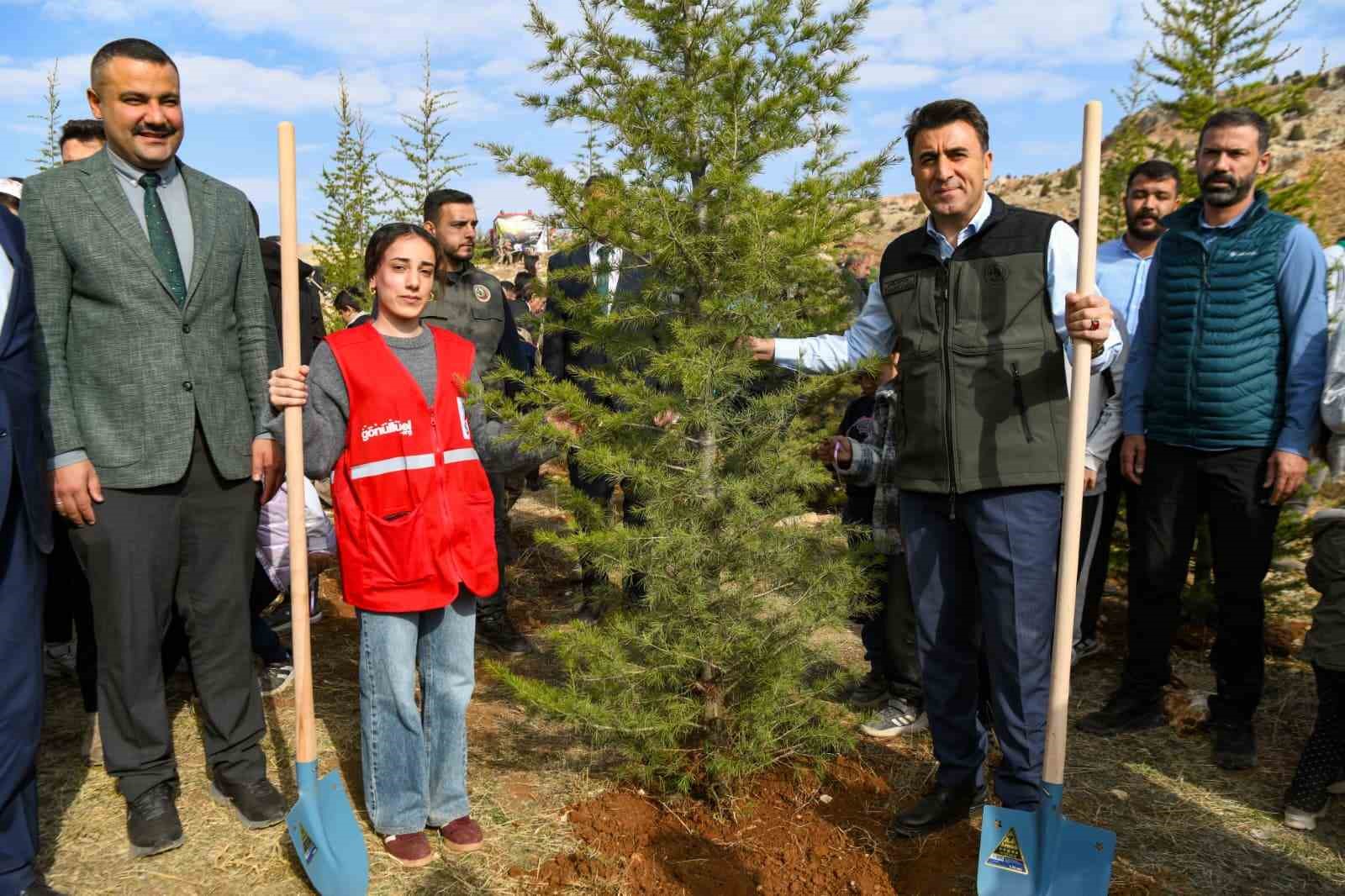 Tunceli’de 3 bin fidan toprakla buluştu
