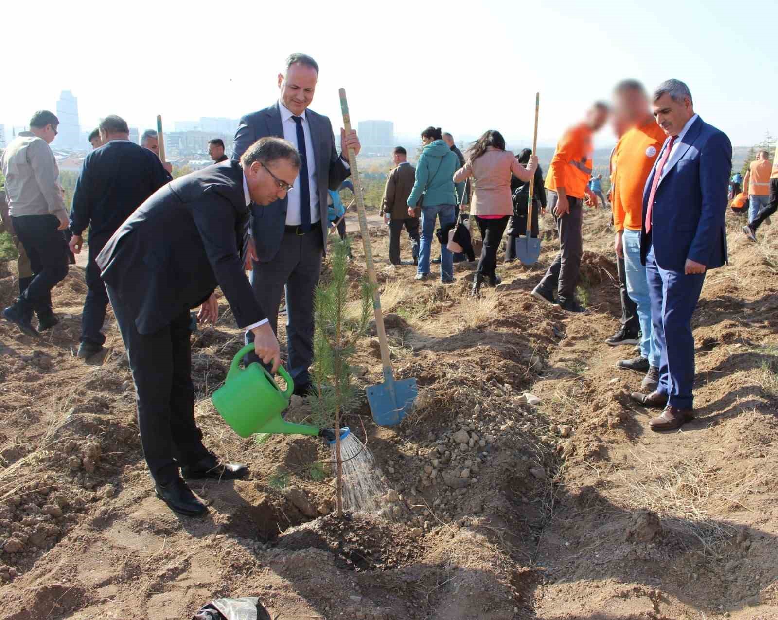 Denetimli serbestlik yükümlüleri 11 Kasım Milli Ağaçlandırma Günü’nde fidanları toprakla buluşturdu