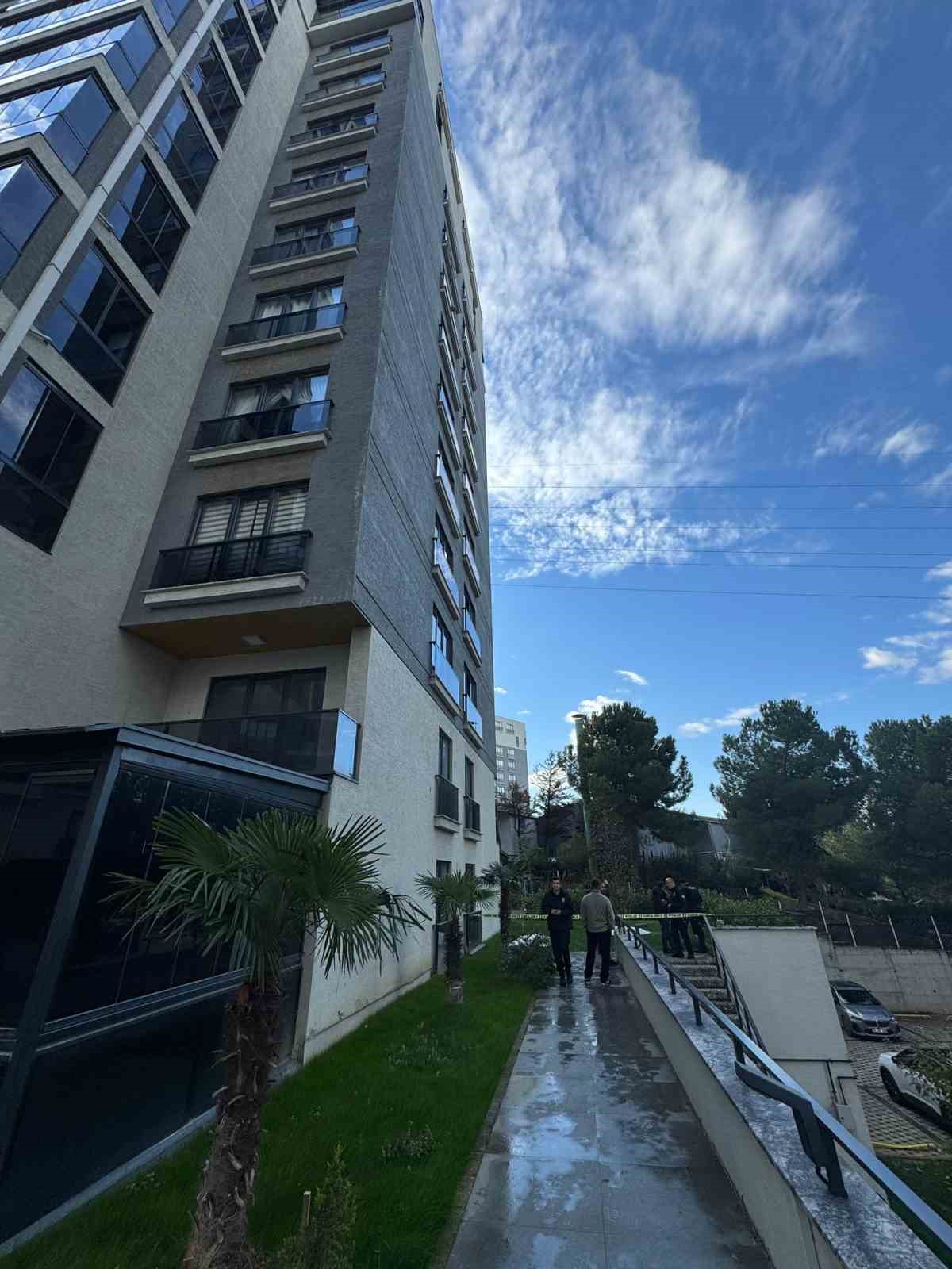 Hava almak için çıktığı camdan düşen genç hayatını kaybetti