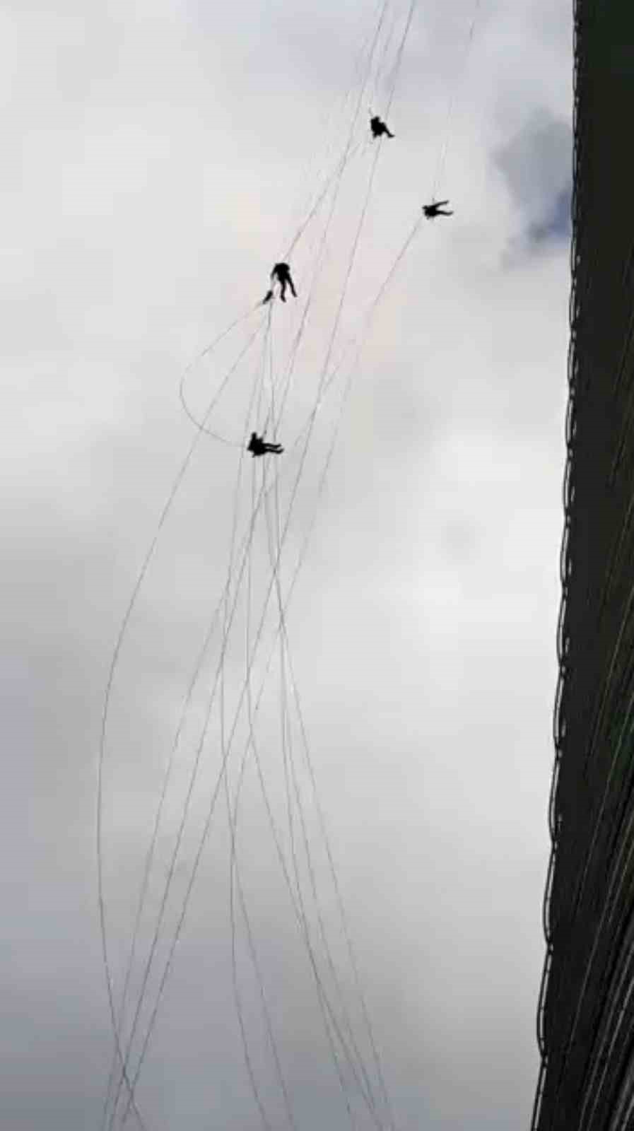 Ümraniye’de korku dolu anlar: Gökdelenin camlarını temizlerken kuvvetli rüzgara yakalandılar