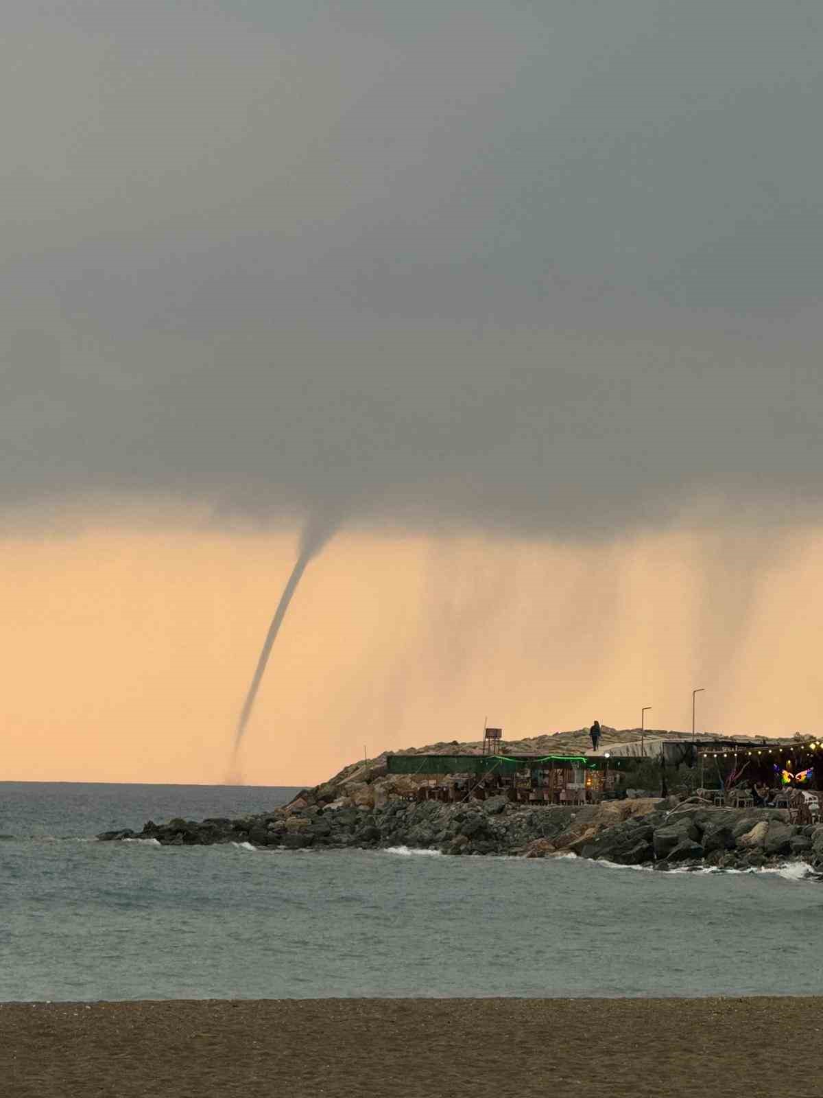 Akdeniz’de oluşan hortum kameraya yansıdı