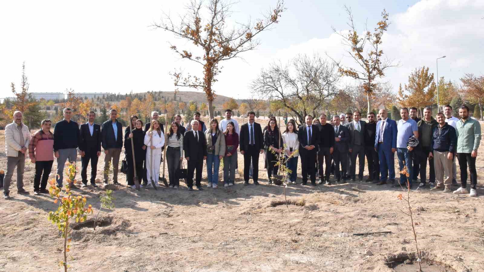 SÜ’de Milli Ağaçlandırma Günü’nde yüzlerce fidan dikildi
