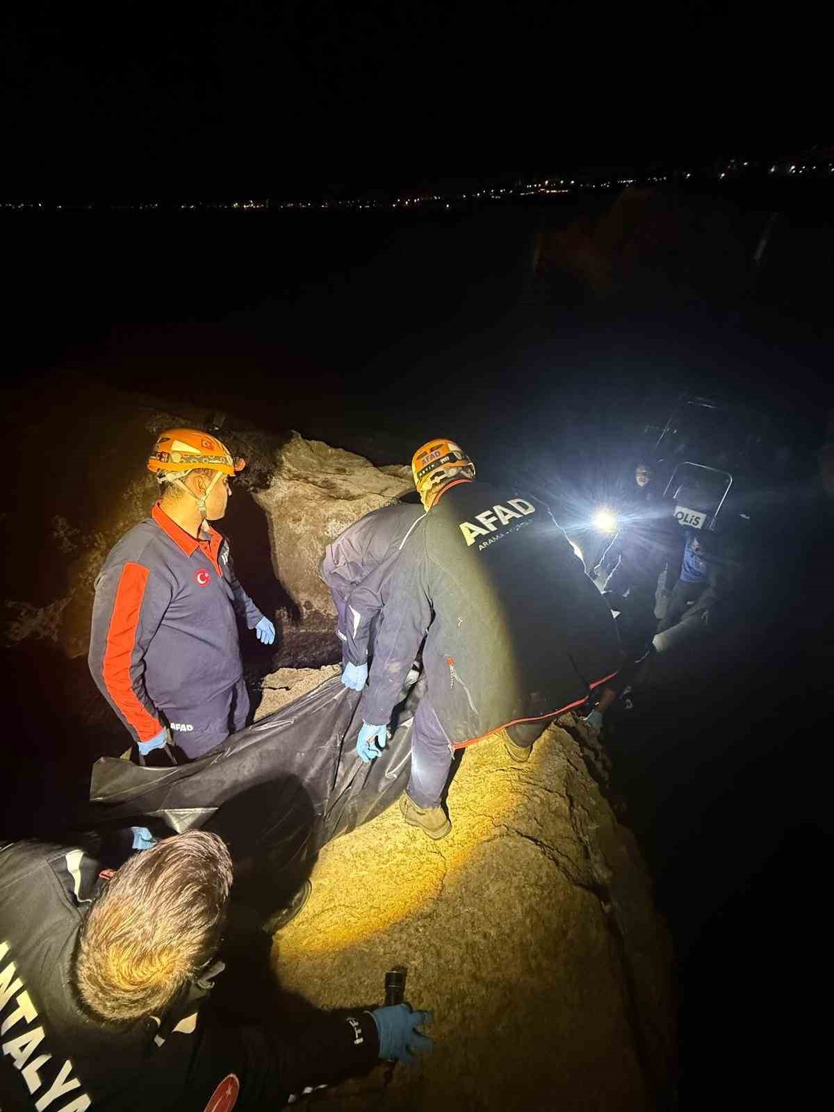 Antalya’da 30 metrelik falezlerden kayalık alana düşerek hayatını kaybeden gencin kimliği belli oldu
