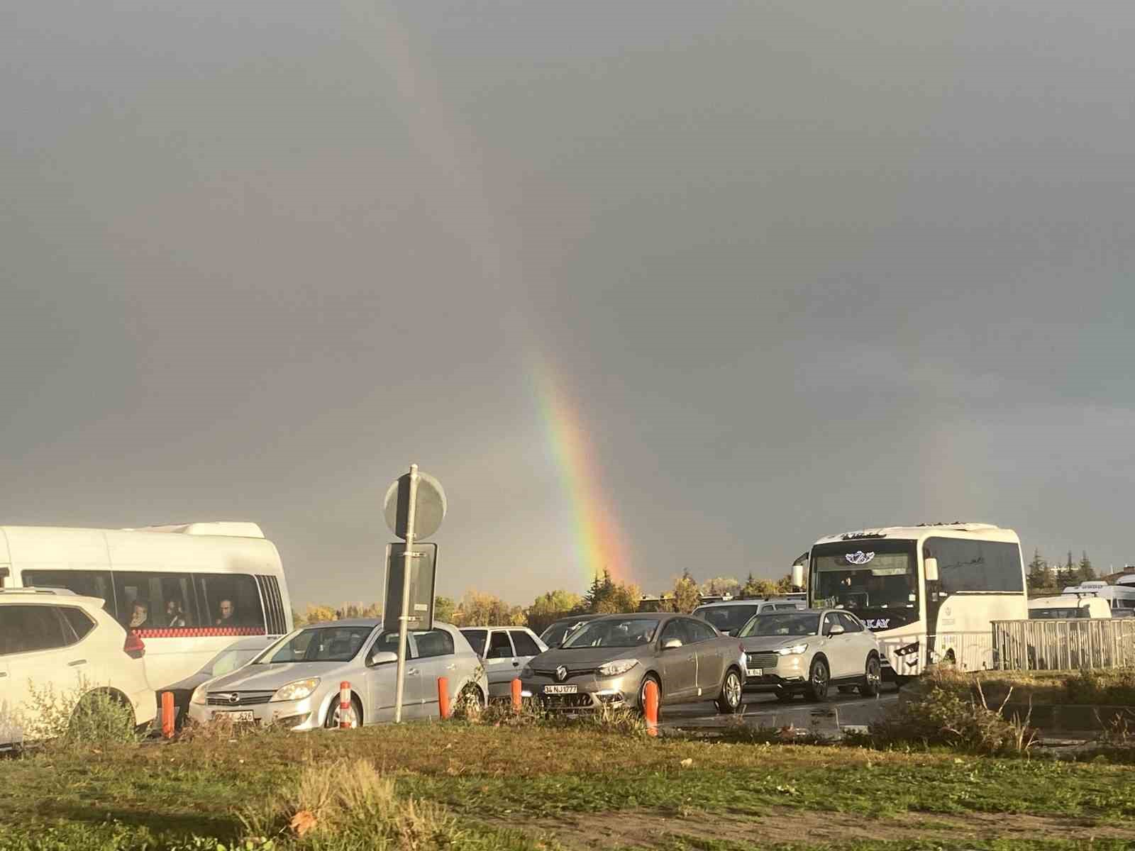 Yağmur sonrası beliren gökkuşağı görsel şölen oluşturdu