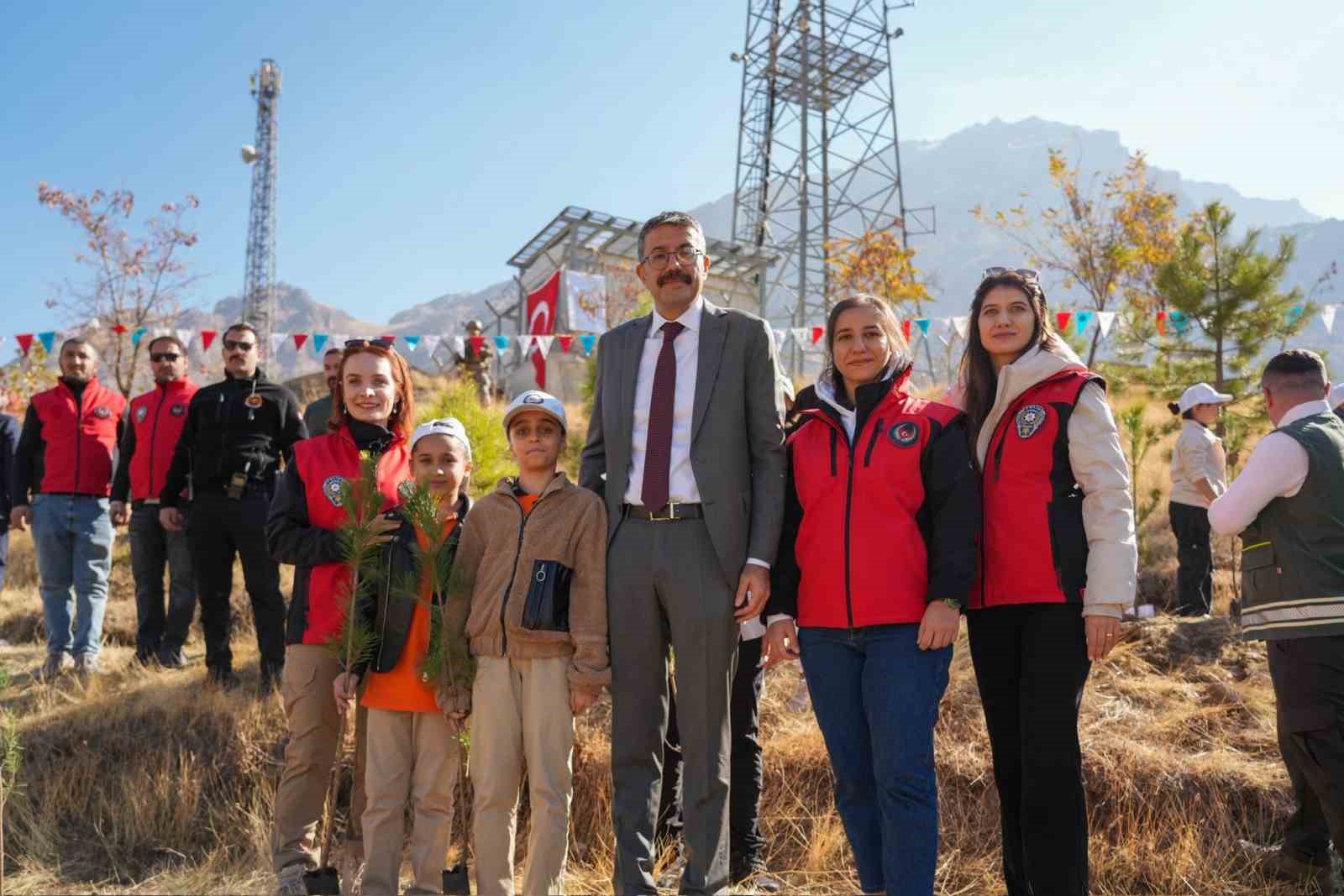 Tuğgeneral Öz, şehit yakınlarıyla fidan dikti