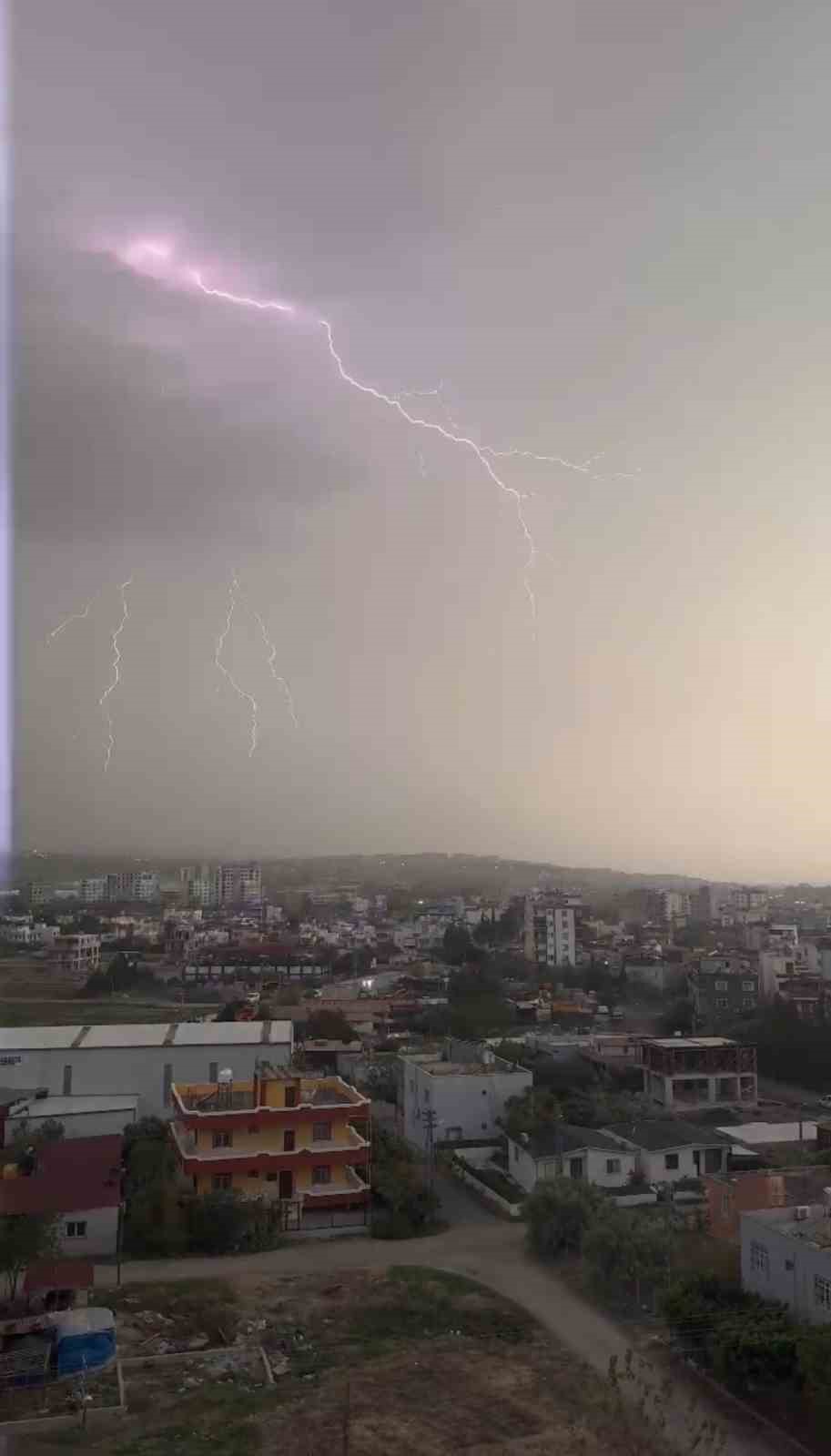 Hatay’da yıldırımın düşme anı kameraya yansıdı