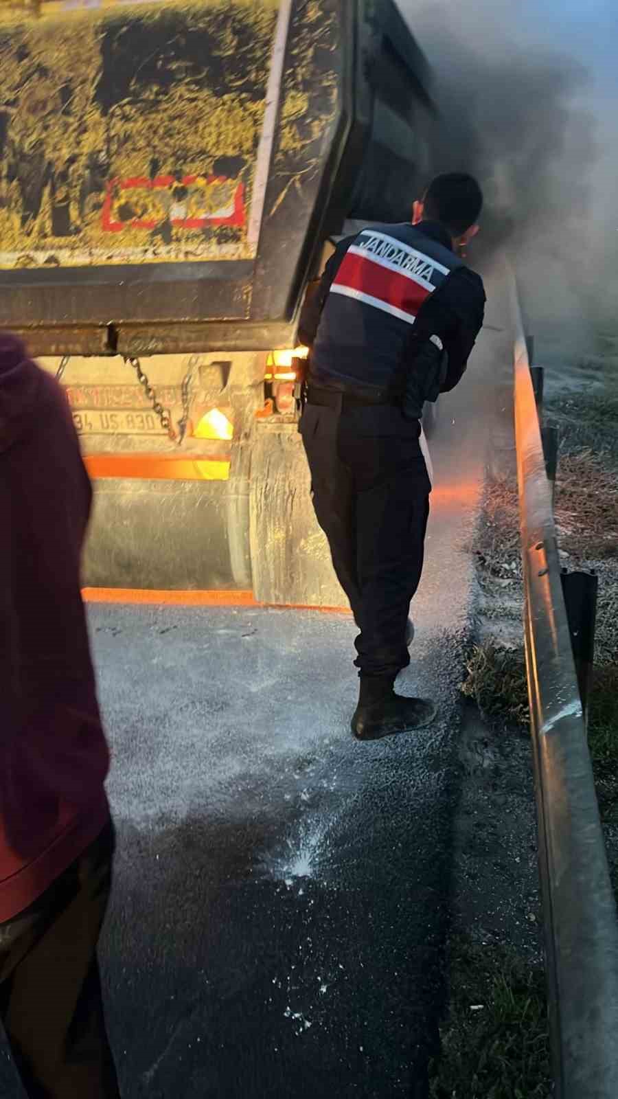 TEM Otoyolu’nda alev alan hafriyat kamyonunu jandarma ve itfaiye söndürdü