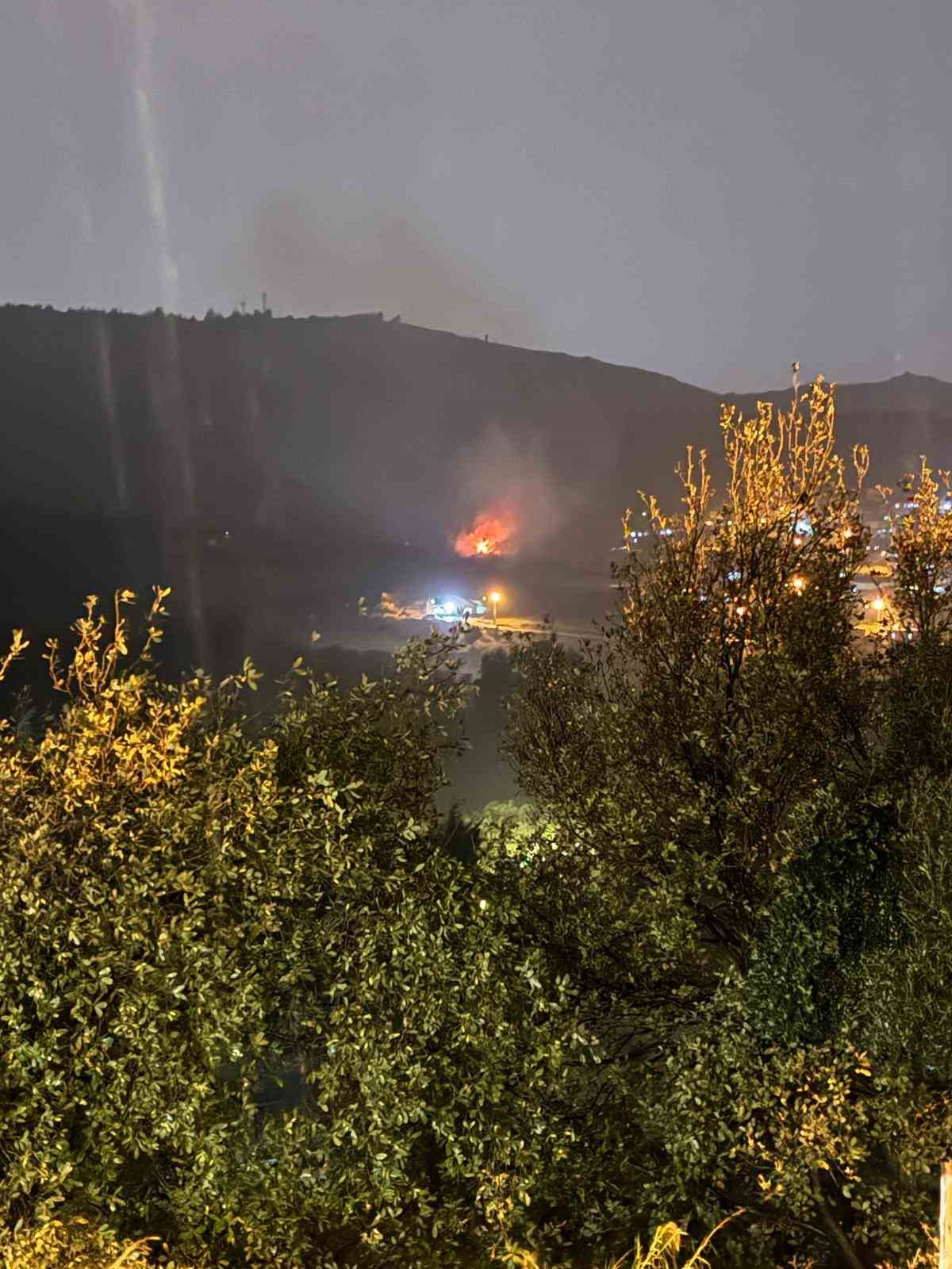 Hatay&rsquo;da yıldırımın d&uuml;şt&uuml;ğ&uuml; ağa&ccedil;lık alanda yangın &ccedil;ıktı
