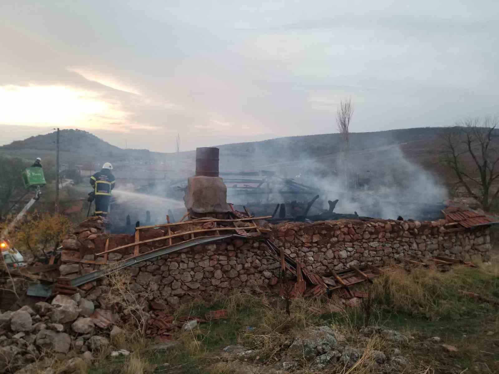 Eski kıyafetleri tandırda ateşe verdi, çatı alev alev yandı
