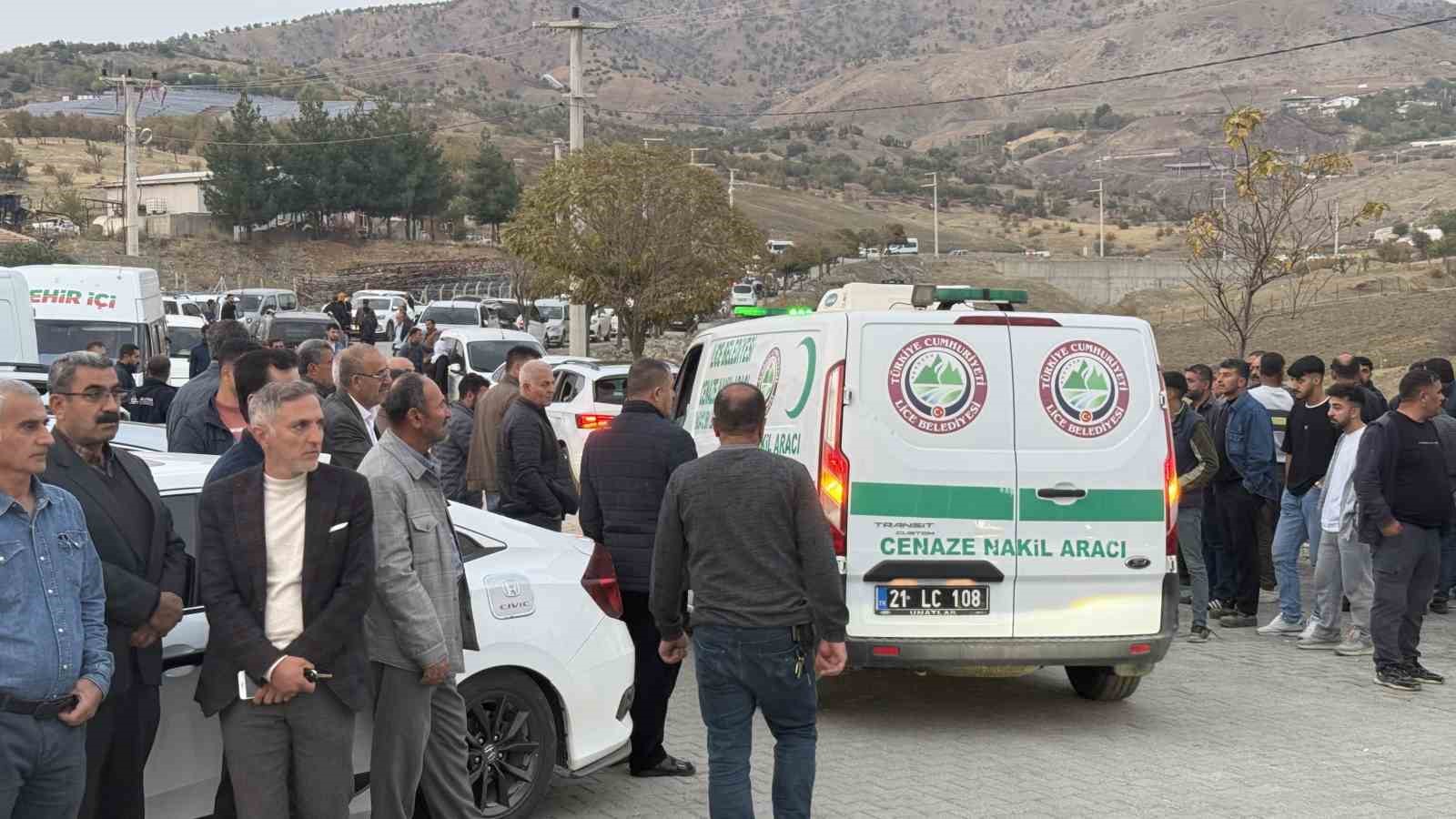 Diyarbakır&rsquo;da viyad&uuml;k inşaatı kazasında hayatını kaybeden 4 kişi defnedildi
